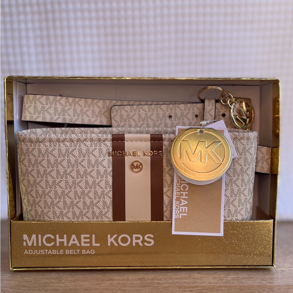 🎉SOLD🎉 Michael Kors MK Women’s White Monogram Gold-tone Buckle Belt Bag